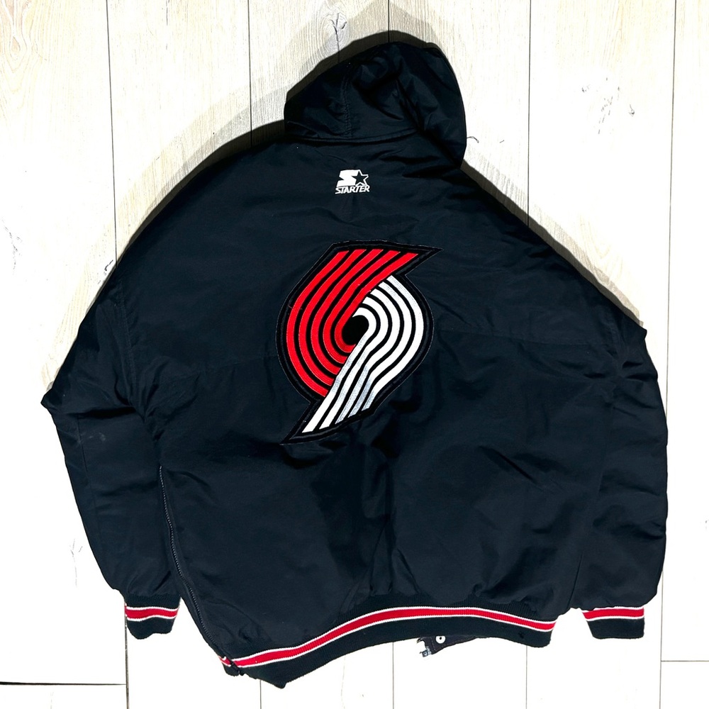 PORTLAND TRAIL BLAZERS HOODED STARTER JACKET. SIZE LARGE